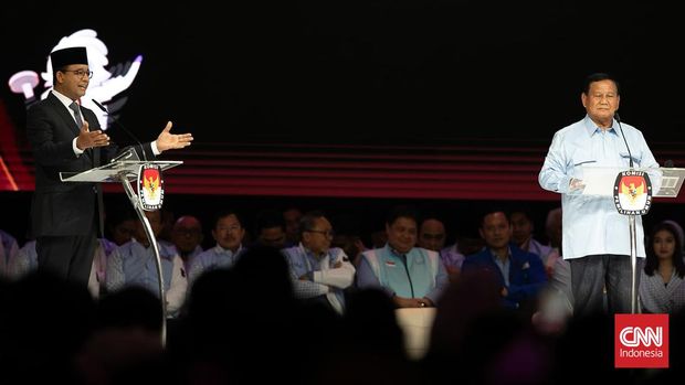 Capres nomor urut satu Anies Baswedan dan capres nomor urut dua Prabowo Subianto beradu gagasan dalam Debat Kelima Pilpres 2024 di Jakarta Convention Center (JCC), Jakarta, Minggu (04/02/2024). (CNN Indonesia/ Adi Ibrahim)