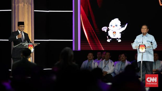 Capres nomor urut satu Anies Baswedan dan capres nomor urut dua Prabowo Subianto   beradu gagasan dalam Debat Kelima Pilpres 2024 di Jakarta Convention Center (JCC), Jakarta, Minggu (04/02/2024). (CNN Indonesia/ Adi Ibrahim)