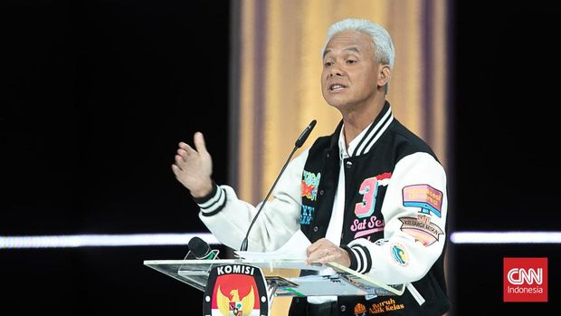 Capres nomor urut tiga Ganjar Pranowo beradu gagasan dalam Debat Kelima Pilpres 2024 di Jakarta Convention Center (JCC), Jakarta, Minggu (04/02/2024). (CNN Indonesia/ Adi Ibrahim)