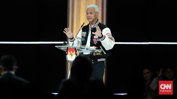 Capres nomor urut tiga Ganjar Pranowo beradu gagasan dalam Debat Kelima Pilpres 2024 di Jakarta Convention Center (JCC), Jakarta, Minggu (04/02/2024). (CNN Indonesia/ Adi Ibrahim)