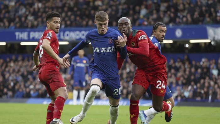 Chelseas Cole Palmer, centre, battles past Wolverhampton Wanderers Toti, right and Wolverhampton Wanderers Joao Gomes during the English Premier League soccer match between Chelsea and Wolverhampton Wanderers at Stamford Bridge stadium in London, Sunday, Feb. 4, 2024. (AP Photo/Ian Walton)