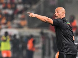 Pelatih Mali Tertunduk Sedih... eh Tiba-tiba Kepalanya Diguyur Air!