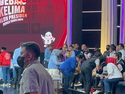 Momen Erick Thohir Salami Puan Saat Jeda Iklan Debat