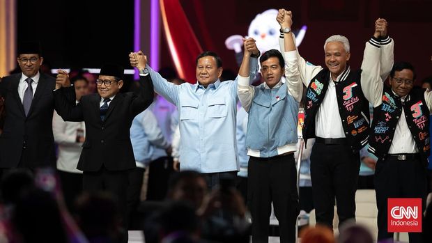 Pasangan Capres-Cawapres nomor urut 1 Anies Baswedan-Muhaimin Iskandar (kiri), Pasangan Capres-Cawapres nomor urut 2 Prabowo Subianto-Gibran Rakabuming Raka (tengah) dan pasangan Capres-Cawapres nomor urut 3 Ganjar Pranowo-Mahfud MD menghadiri Debat Kelima Pilpres 2024 di Balai Sidang Jakarta Convention Center (JCC), Senayan, Jakarta, Minggu (4/2/2024). (CNN Indonesia/ Adi Ibrahim)