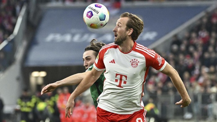 Bayern Munich's Harry Kane goes for the ball during the German Bundesliga soccer match between Bayern Munich and Borussia Moenchengladbach, at the Allianz Arena in Munich, Germany, Saturday, Feb. 3, 2024. (Angelika Warmuth/dpa via AP)