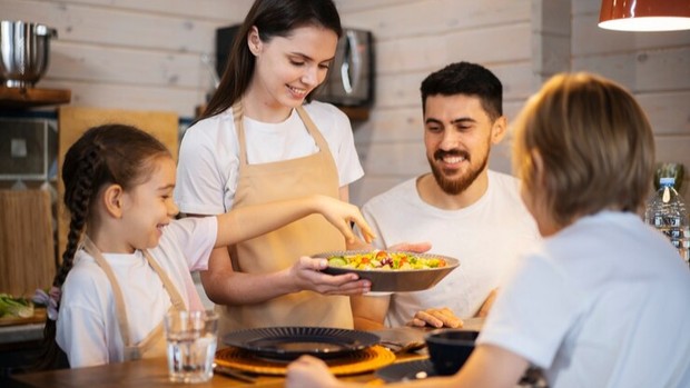 Ilustrasi/Foto: Freepik.com Waktu tersehat untuk makan malam