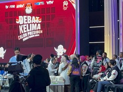 Istri Capres-Cawapres Salaman dan Berfoto saat Jeda Debat Kelima