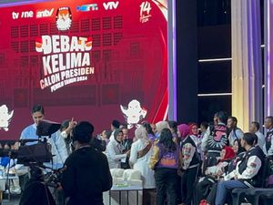 Istri Capres-Cawapres Salaman dan Berfoto saat Jeda Debat Kelima Istri Capres-Cawapres Salaman dan Berfoto saat Jeda Debat Kelima