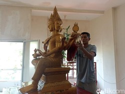 Jemaat Kelenteng Poo An Kiong Blitar Bersihkan Patung Dewa Sambut Imlek