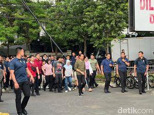 Jokowi-Iriana Jalan Pagi di Bandung, Didampingi Kaesang hingga Giring