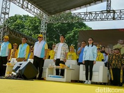 Bareng Airlangga-RK, Gibran Hadiri Kampanye Golkar di Cikarang
