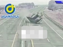 Detik-detik Rekaman CCTV Kecelakaan Maut Bus Rombongan Hanura di Tol Ngawi