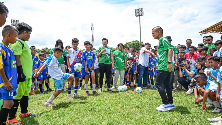 Sejak awal kehadirannya di Indonesia pada 1974, Nestlé MILO senantiasa berkomitmen untuk turut mewujudkan generasi masa depan Indonesia yang sehat, aktif, dan berkarakter tangguh melalui berbagai rangkaian inisiatif dan program bagi masyarakat Indonesia. Merayakan 50 tahun Nestlé MILO di Indonesia, salah satu program yang diusung ialah MILO National Championship 2024, kompetisi sepak bola bagi anak usia sekolah, yang merupakan bagian dari gerakan MILO ACTIV Indonesia, Minggu (4/2/2024). Mantan pemain Tim Nasional Riko Simanjuntak yang turut hadir.