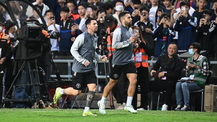 Inter Miamis Argentine forward Lionel Messi (L) and Spanish defender Jordi Alba run during training for the friendly football match between Hong Kong Team and US Inter Miami CF at the Hong Kong Stadium in Hong Kong on February 3, 2024. (Photo by Peter PARKS / AFP)