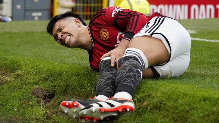 Manchester Uniteds Lisandro Martinez grimaces in pain after an injury during the English Premier League soccer match between Manchester United and West Ham United at the Old Trafford stadium in Manchester, England, Sunday, Feb. 4, 2024. (AP Photo/Dave Thompson)