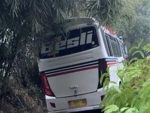 Longsor Tutup Jalur Pekalongan-Banjarnegara, Ada Bus Terjebak Longsor Tutup Jalur Pekalongan-Banjarnegara, Ada Bus Terjebak