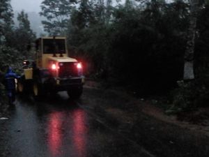 Material Longsor Dibersihkan, Jalur Pekalongan-Banjarnegara Mulai Bisa Dilalui Material Longsor Dibersihkan, Jalur Pekalongan-Banjarnegara Mulai Bisa Dilalui