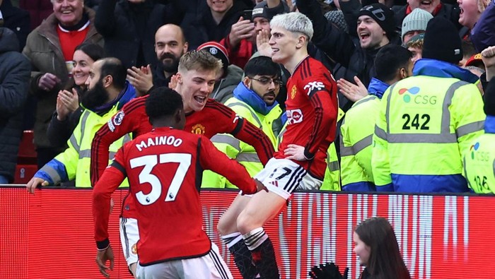 Soccer Football - Premier League - Manchester United v West Ham United - Old Trafford, Manchester, Britain - February 4, 2024 Manchester United's Alejandro Garnacho celebrates scoring their second goal with Rasmus Hojlund and Kobbie Mainoo REUTERS/Carl Recine NO USE WITH UNAUTHORIZED AUDIO, VIDEO, DATA, FIXTURE LISTS, CLUB/LEAGUE LOGOS OR 'LIVE' SERVICES. ONLINE IN-MATCH USE LIMITED TO 45 IMAGES, NO VIDEO EMULATION. NO USE IN BETTING, GAMES OR SINGLE CLUB/LEAGUE/PLAYER PUBLICATIONS.