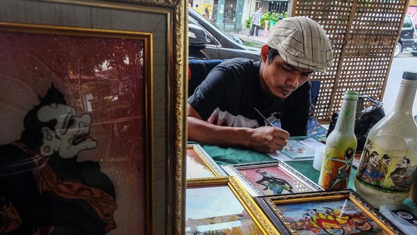 Melihat Pembuatan Suvenir Kaca Lukis di Solo