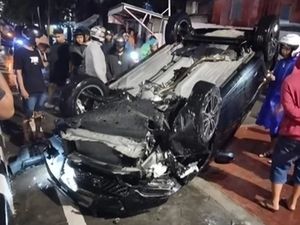 Mobil Terguling di Pettarani Makassar gegara Pandangan Sopir Terhalang Hujan