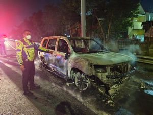 Dua Mobil Terbakar dalam Semalam di Surabaya Dua Mobil Terbakar dalam Semalam di Surabaya