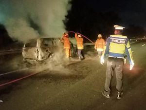Mobil Toyota Land Cruiser Ludes Terbakar di Tol Dupak Mobil Toyota Land Cruiser Ludes Terbakar di Tol Dupak