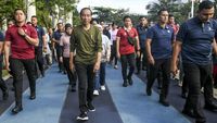 Momen Jokowi Jalan Santai di Lapangan Gasibu Bandung