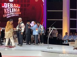 Debat Kelima Pilpres 2024 Usai, Anies-Prabowo-Ganjar Salaman