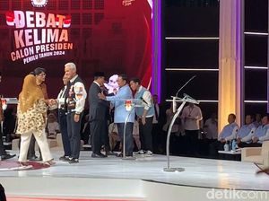 Debat Kelima Pilpres 2024 Usai, Anies-Prabowo-Ganjar Salaman Debat Kelima Pilpres 2024 Usai, Anies-Prabowo-Ganjar Salaman
