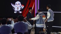 Momen Paslon Naik Panggung, Prabowo-Gibran Salami Anies