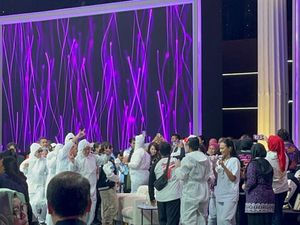 Momen Pendukung Ganjar-Mahfud Berjoget Pakai APD Saat Jeda Debat Momen Pendukung Ganjar-Mahfud Berjoget Pakai APD Saat Jeda Debat