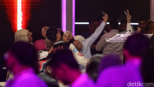 Momen Raffi Ahmad Selfie Bareng Alam Ganjar di Sela-sela Debat Capres