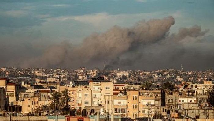 Foto: Ilustrasi asap membubung tinggi usai Israel bombardir wilayah Gaza (AFP/SAID KHATIB)