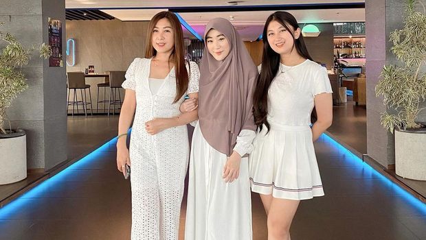 Showing off photos with her mother, Larissa Chou discusses religious differences