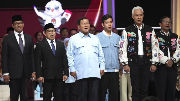 Presidential candidates, from left, Anies Baswedan and his running mate Muhaimin Iskandar, Prabowo Subianto and his running mate the eldest son of Indonesian President Joko Widodo Gibran Rakabuming Raka, and Ganjar Pranowo and his running mate Mahfud MD stand on the stage as they sing a national song 