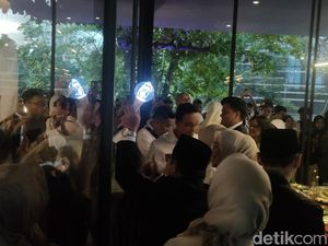 Anies-Cak Imin Pamerkan Light Stick ke Pendukung Sebelum Debat Terakhir