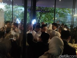 Anies-Cak Imin Pamerkan Light Stick ke Pendukung Sebelum Debat Terakhir