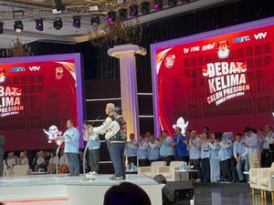 Para Pendukung Berdiri-Tepuk Tangan Saat Prabowo Sampaikan Closing Statement
