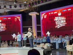 Para Pendukung Berdiri-Tepuk Tangan Saat Prabowo Sampaikan Closing Statement