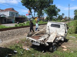 Pikap Ringsek Tertabrak KA Malabar di Tulungagung, Sopir Luka