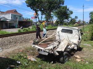 Pikap Ringsek Tertabrak KA Malabar di Tulungagung, Sopir Luka Pikap Ringsek Tertabrak KA Malabar di Tulungagung, Sopir Luka