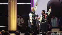 Potret Ganjar-Mahfud Pamer Jaket Varsity di Debat Capres Terakhir