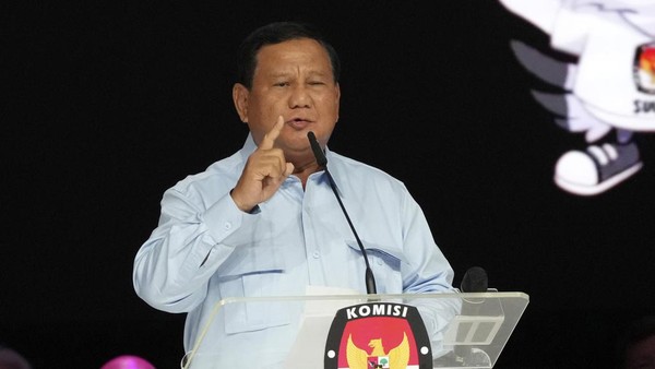 Prabowo Subianto Debat Kelima Pilpres 2024 CORRECTS TO FIFTH PRESIDENTIAL CANDIDATES DEBATE - Presidential candidate Prabowo Subianto speaks during the fifth presidential candidates debate in Jakarta, Indonesia Sunday, Feb. 4, 2024. The worlds third-largest democracy is scheduled to hold its legislative and presidential elections on Feb. 14. (AP Photo/Tatan Syuflana)