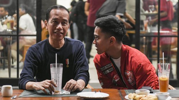 Presiden Joko Widodo (kiri) berbincang dengan Ketua Umum Partai Solidaritas Indonesia (PSI) Kaesang Pangarep (kanan) saat melakukan pertemuan di area Jalan Braga, Bandung, Jawa Barat, Sabtu (3/1/2024). Presiden Joko Widodo meyakini PSI bisa mendapatkan bangku di DPR RI pada Pemilu 2024. ANTARA FOTO/Hafidz Mubarak A