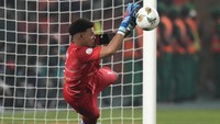 Kiper klub Mamelodi Sundowns tersebut melakukan penyelamatan kedua dengan menggagalkan bola sepakan Willy Semedo. Foto: AP/Themba Hadebe