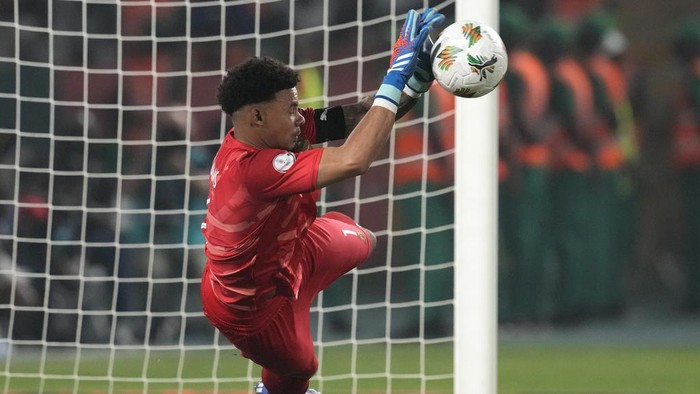 Ronwen Williams, Piala Afrika 2023 South Africa's goalkeeper Ronwen Williams saves a penalty from Cape Verde's Willy Semedo during a penalty shootout at the end of the African Cup of Nations quarter final soccer match between Cape Verde and South Africa, at the Charles Konan Banny stadium in Yamoussoukro, Ivory Coast, Saturday, Feb. 3, 2024. (AP Photo/Themba Hadebe)