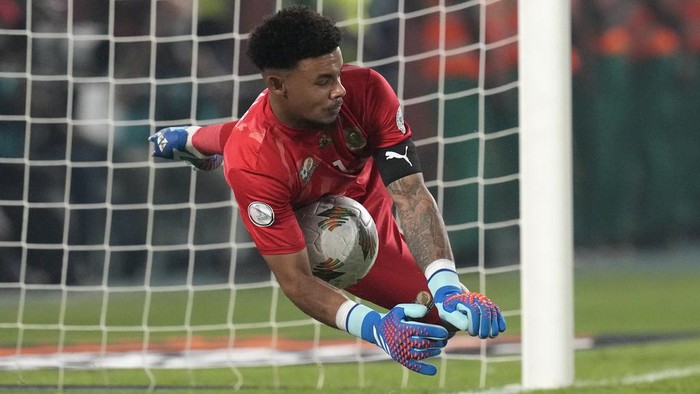 Ronwen Williams, Piala Afrika 2023 South Africa's goalkeeper Ronwen Williams saves a penalty from Cape Verde's Bebé during a penalty shootout at the end of the African Cup of Nations quarter final soccer match between Cape Verde and South Africa, at the Charles Konan Banny stadium in Yamoussoukro, Ivory Coast, Saturday, Feb. 3, 2024. (AP Photo/Themba Hadebe)