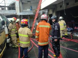 Diduga Korsleting, Ruko 4 Lantai di Pasar Kapasan Surabaya Terbakar