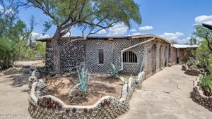 Manfaatkan Limbah, Rumah Ini Dibangun Pakai Ribuan Botol Kaca Bekas