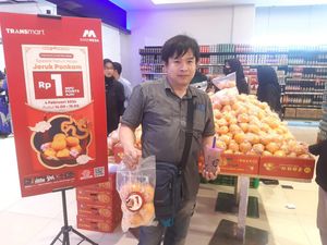 Senangnya Warga Dapat Jeruk Ponkam Rp 1 di Transmart